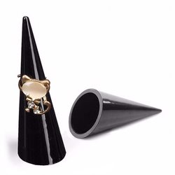 Display - holder til fingerringe "kegle/top" af akryl. Sort. 66 mm