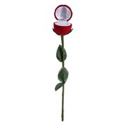 Gaveæske til ringe. Langstilket rose i rødt velour. 25 cm
