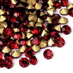 Rhinstene af krystalglas. SS12. Grade A. Rubinrød. 3.1 mm. 1400 stk.