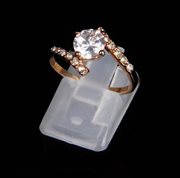 Display - holder til fingerringe. Akryl. Hvid