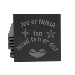 Skifer coaster - bordskåner. Med sjovt Ninja citat. 10 x 10 cm