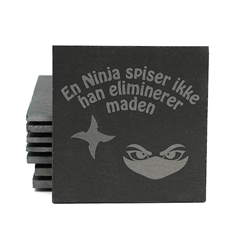 Skifer coaster - bordskåner. Med sjovt Ninja citat. 10 x 10 cm