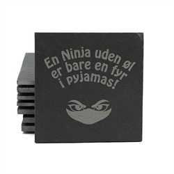 Skifer coaster - bordskåner. Med sjovt Ninja citat. 10 x 10 cm