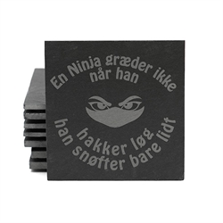 Skifer coaster - bordskåner. Med sjovt Ninja citat. 10 x 10 cm