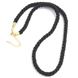 Halskæde af 5 mm nylon flet. PVD forgyldt stål lås. 46 cm