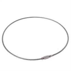 Nøglering af stålwire med skruelås. Stålfarve. 450 x 2 mm.