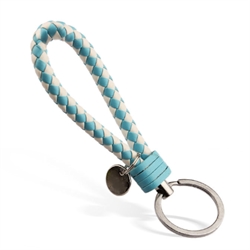 Nøglering - Keyhanger. Flettet kunstlæder. 12 cm. Lyseblå/hvid