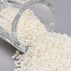 Seed beads. 2 mm. 3000 stk. Creme hvid.
