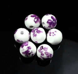 Porcelænsperle med blomster. 12 mm. Lilla. 5 stk.