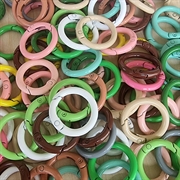 Nøglering "karabin" med fjederlukke. Lakeret. 25 mm. Mix. 25 stk.