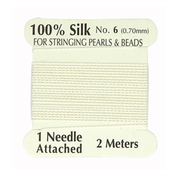 Silke tråd. 0.7 mm. Inkl. nål. Hvid