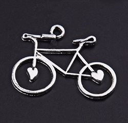 Vedhæng.  Cykel med hjerter. Sølvfarvet. 31 mm