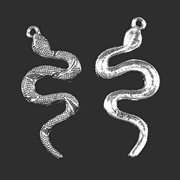 Vedhæng slange af tibetansk sølv. Front og bag