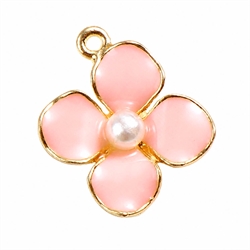 Vedhæng. Blomst med perle. Emaljeret og forgyldt. 17 mm. Pink