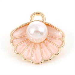 Vedhæng. Musling med perle. Forgyldt og emaljeret. 15 mm.