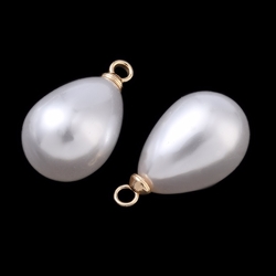 Vedhæng dråbe i perlelook. Forgyldt. Off-white. 17 mm. 1 stk.