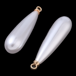 Vedhæng dråbe i perlelook. Forgyldt. Off-white. 32 mm. 1 stk.